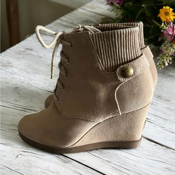 Michael Kors Carrigan Wedge Suede Ankle Boot Tan Size 6.5. - Picture 7 of 12